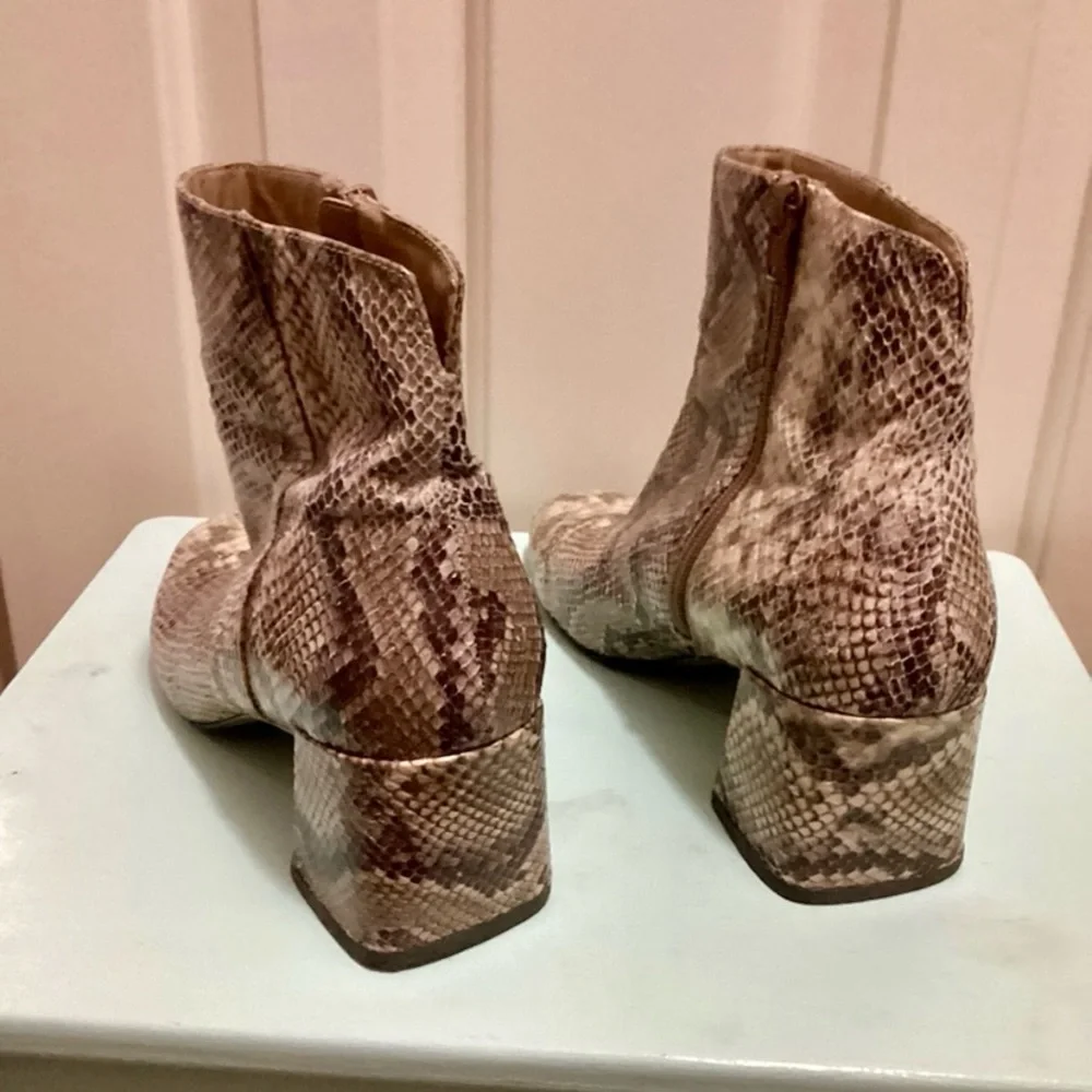 Chinese Laundry Women’s Size 9 Block Heel Snake Skin Daria Ankle Booties EUC - Picture 5 of 11